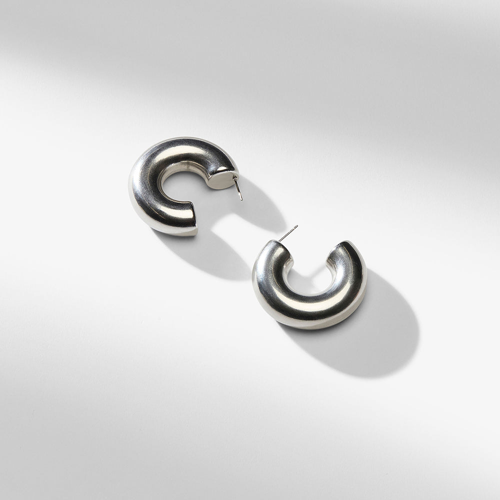 packshot image of the sansa earrings large in silver