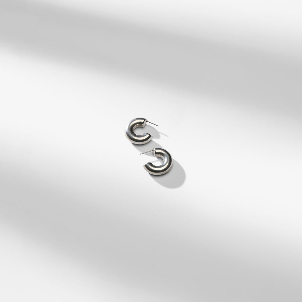 packshot image of the sansa earrings small in silver