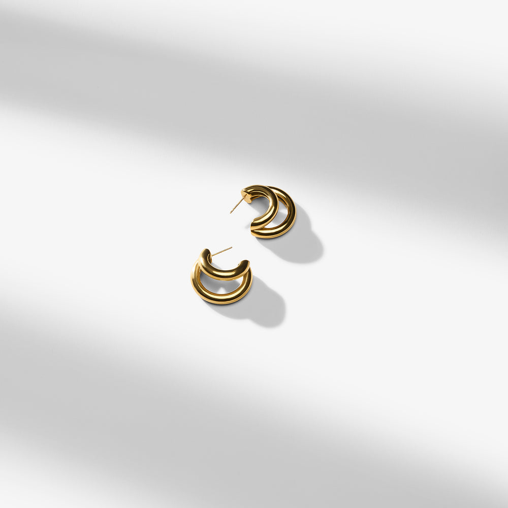 packshot image of the deedra earring in gold