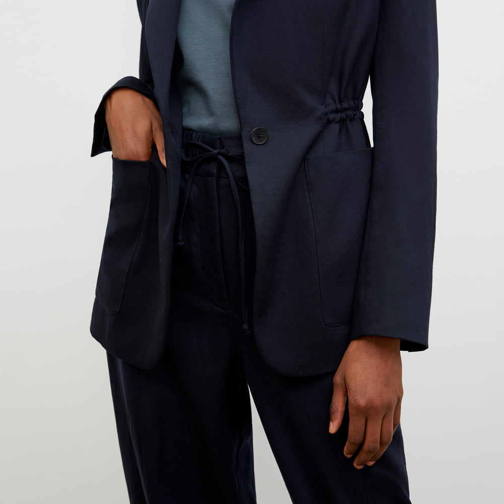 Detail image of a woman wearing the Hyo Jacket - Everyday Twill in Night