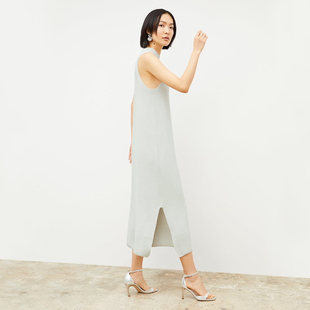Side image of a woman wearing the Felda dress in Air