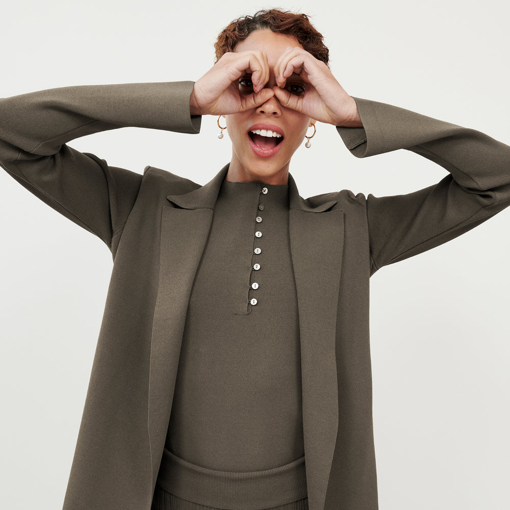 Front image of a woman wearing the Malki Top - Jardigan Knit in Ash