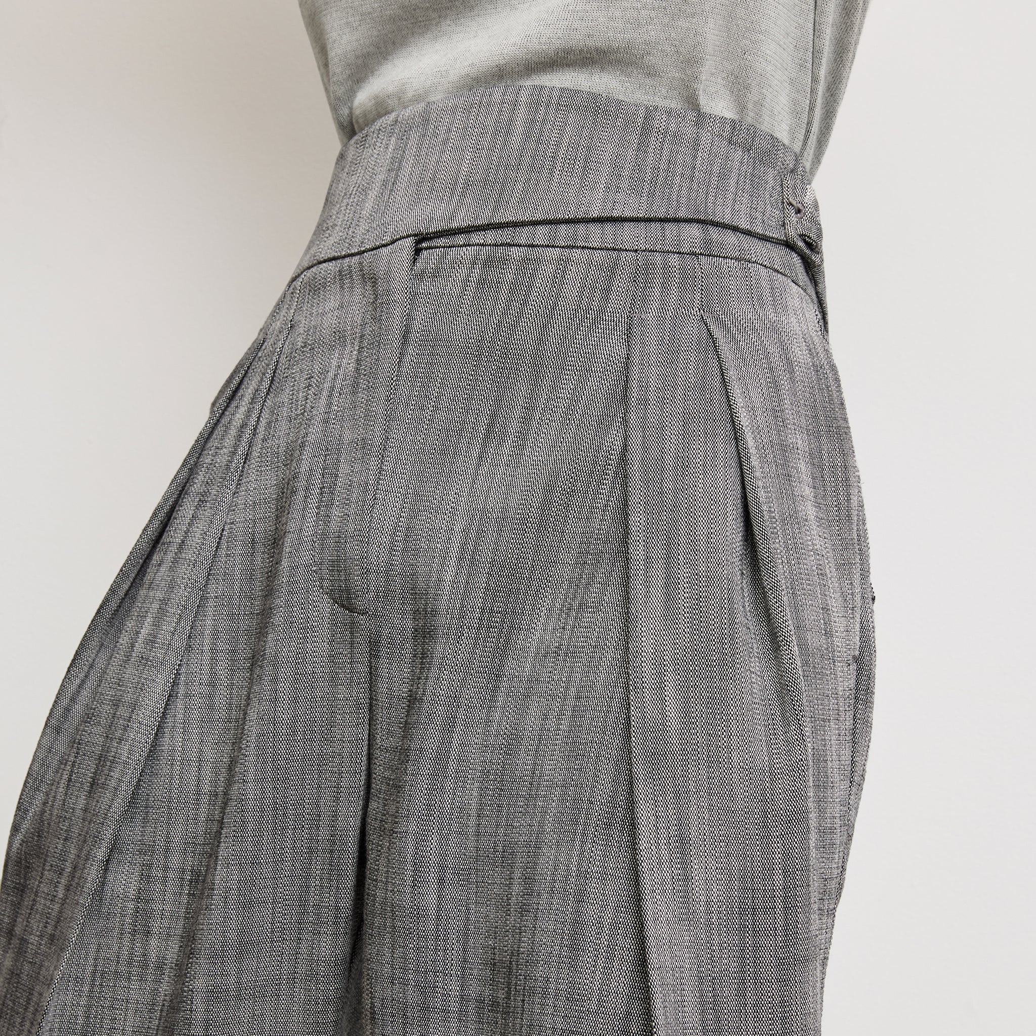 Detail image of the bronny pant in Black/White Porto Weave 