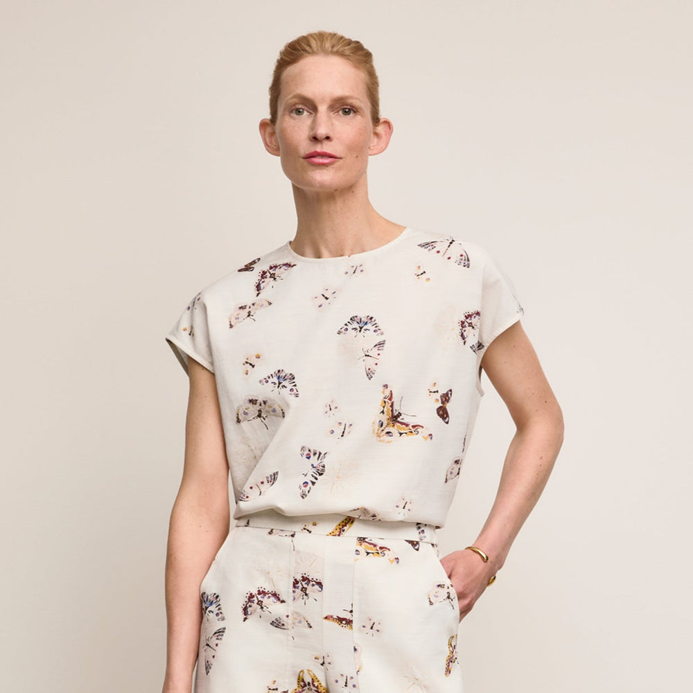 Front image of a woman wearing The Didion Top - Airy Cotton :: Butterfly Print