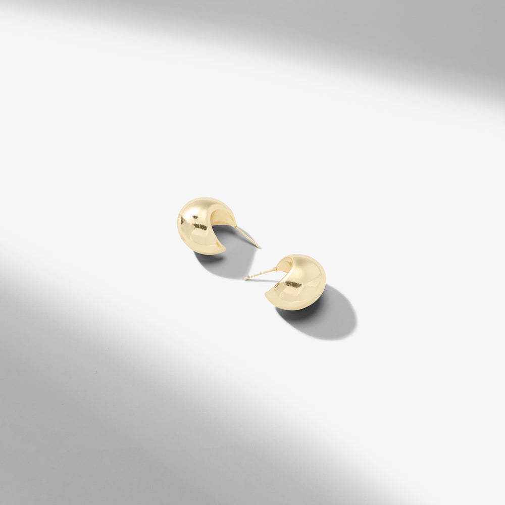 packshot image of the karis earrings in gold