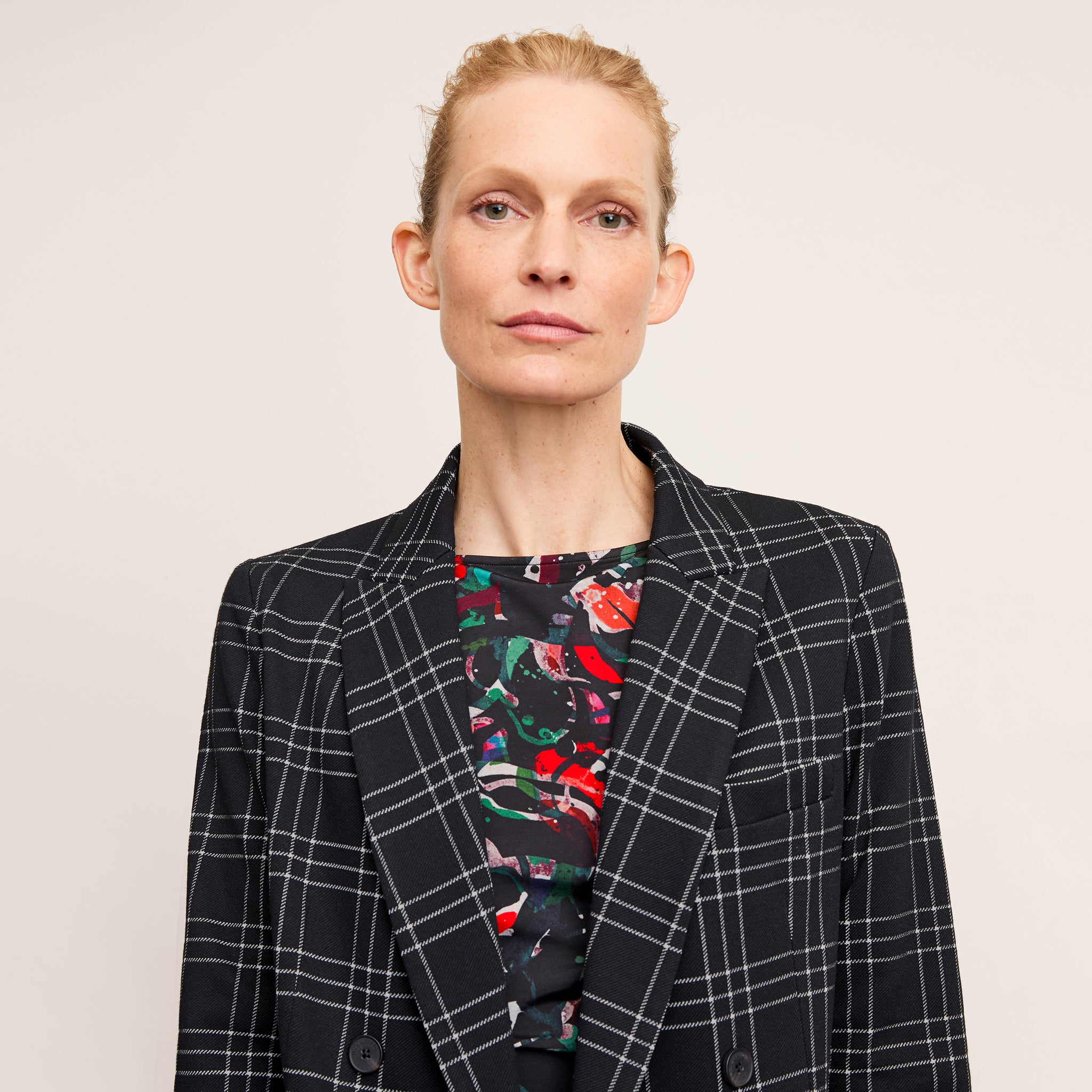 front image of a woman wearing the o'hara blazer in black/white