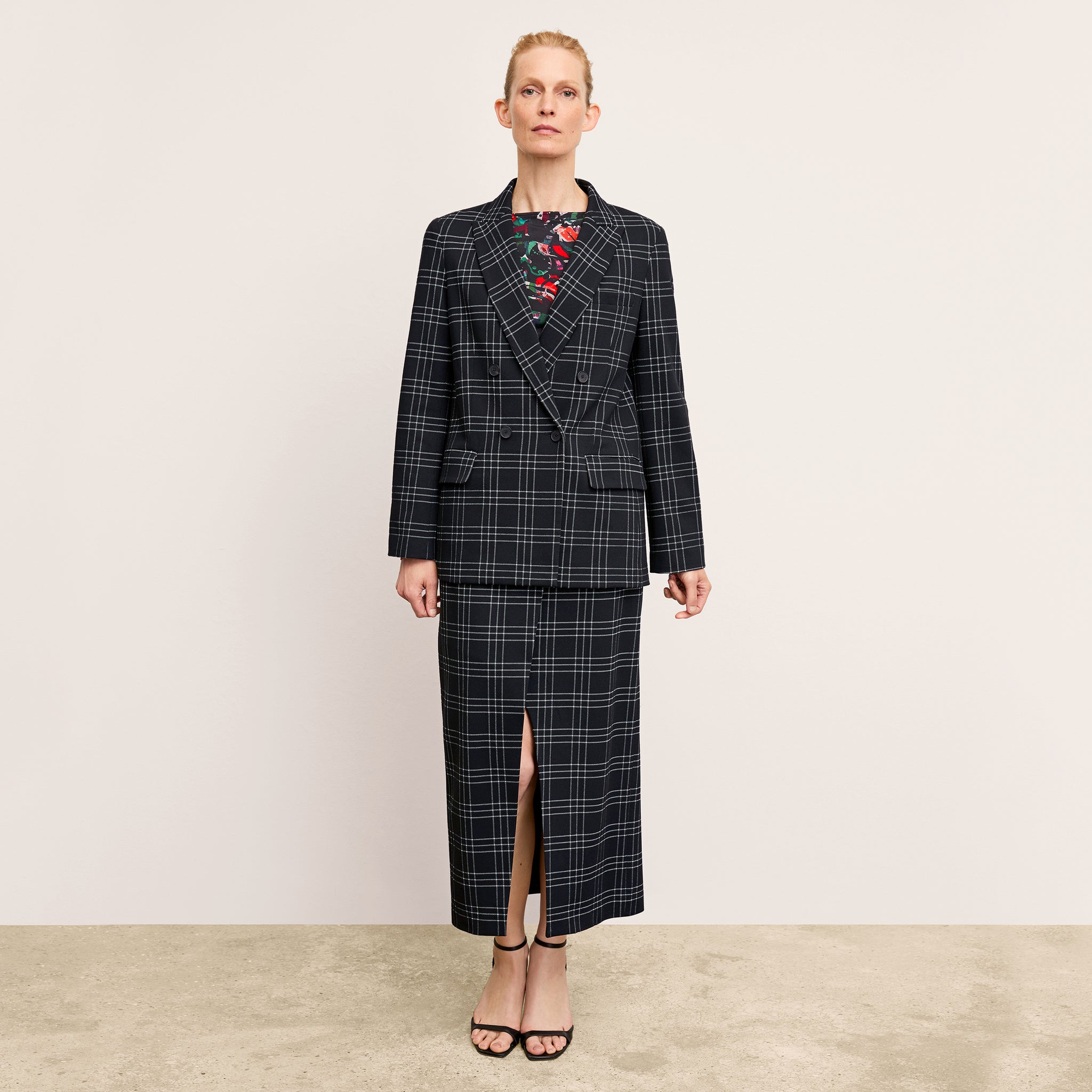 front image of a woman wearing the o'hara blazer in black/white