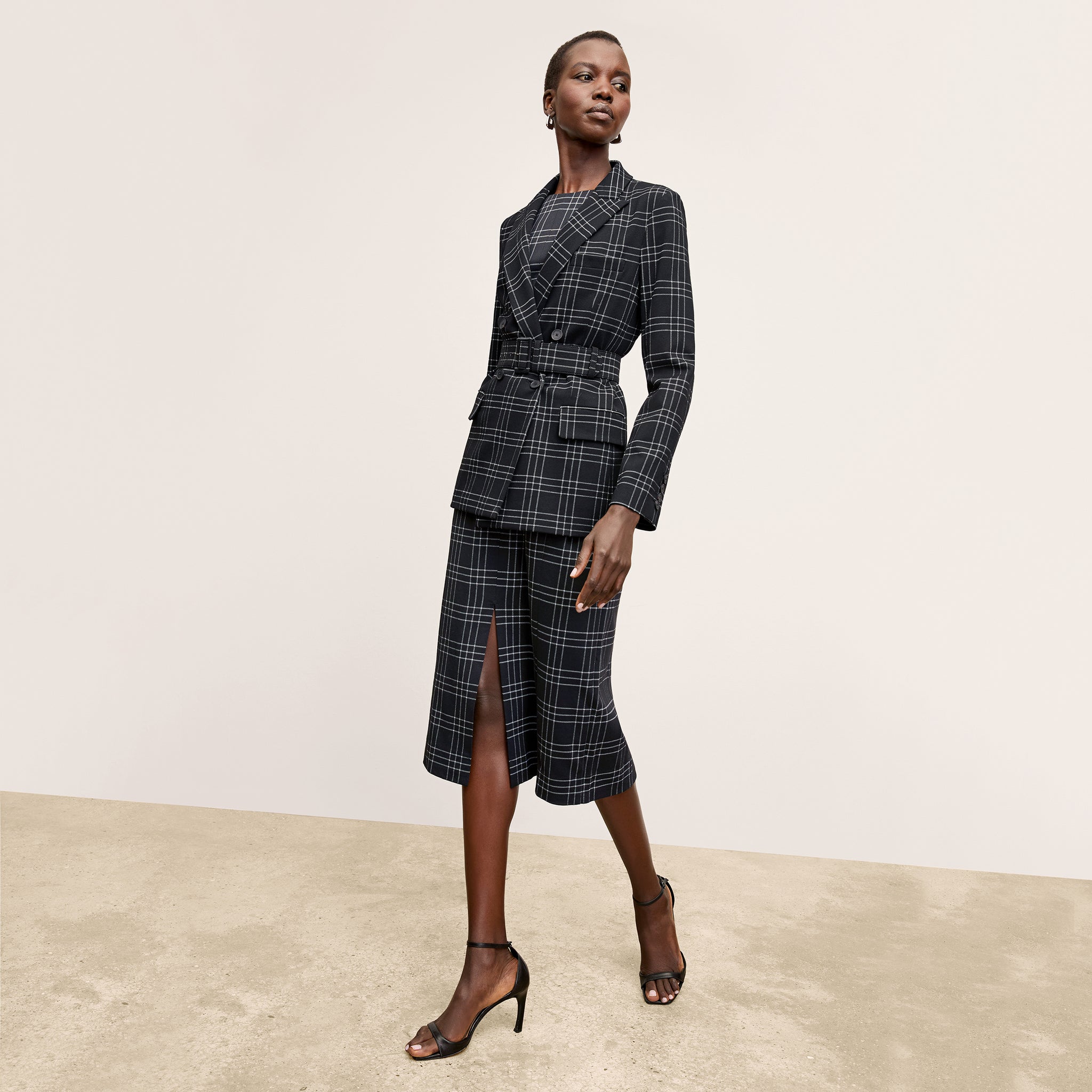front image of a woman wearing the o'hara blazer in black/white
