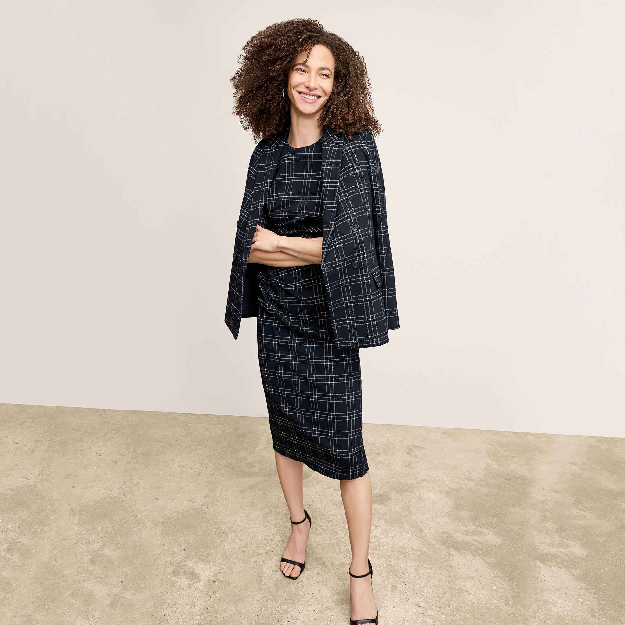 front image of a woman wearing the o'hara blazer in black/white