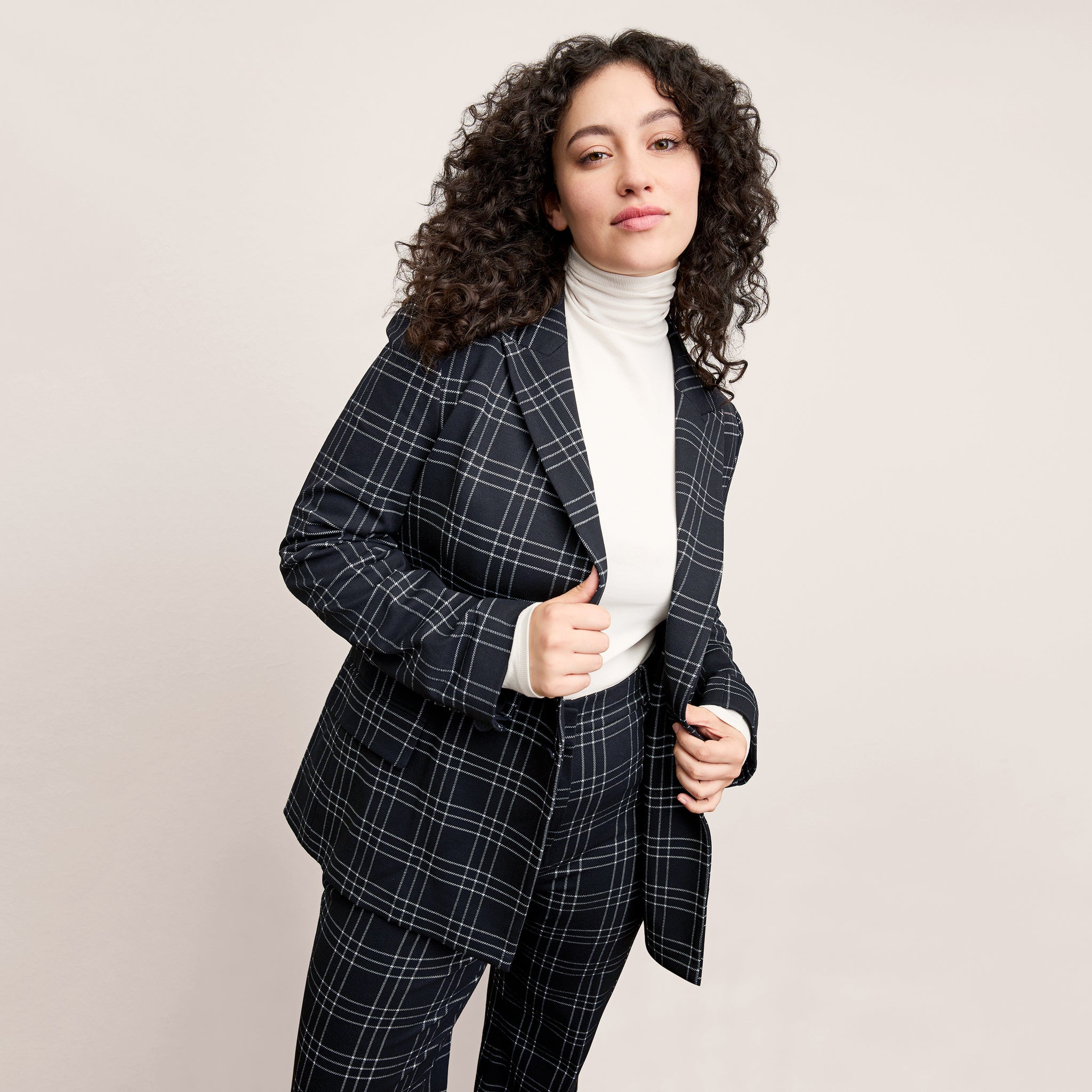 front image of a woman wearing the o'hara blazer in black/white 