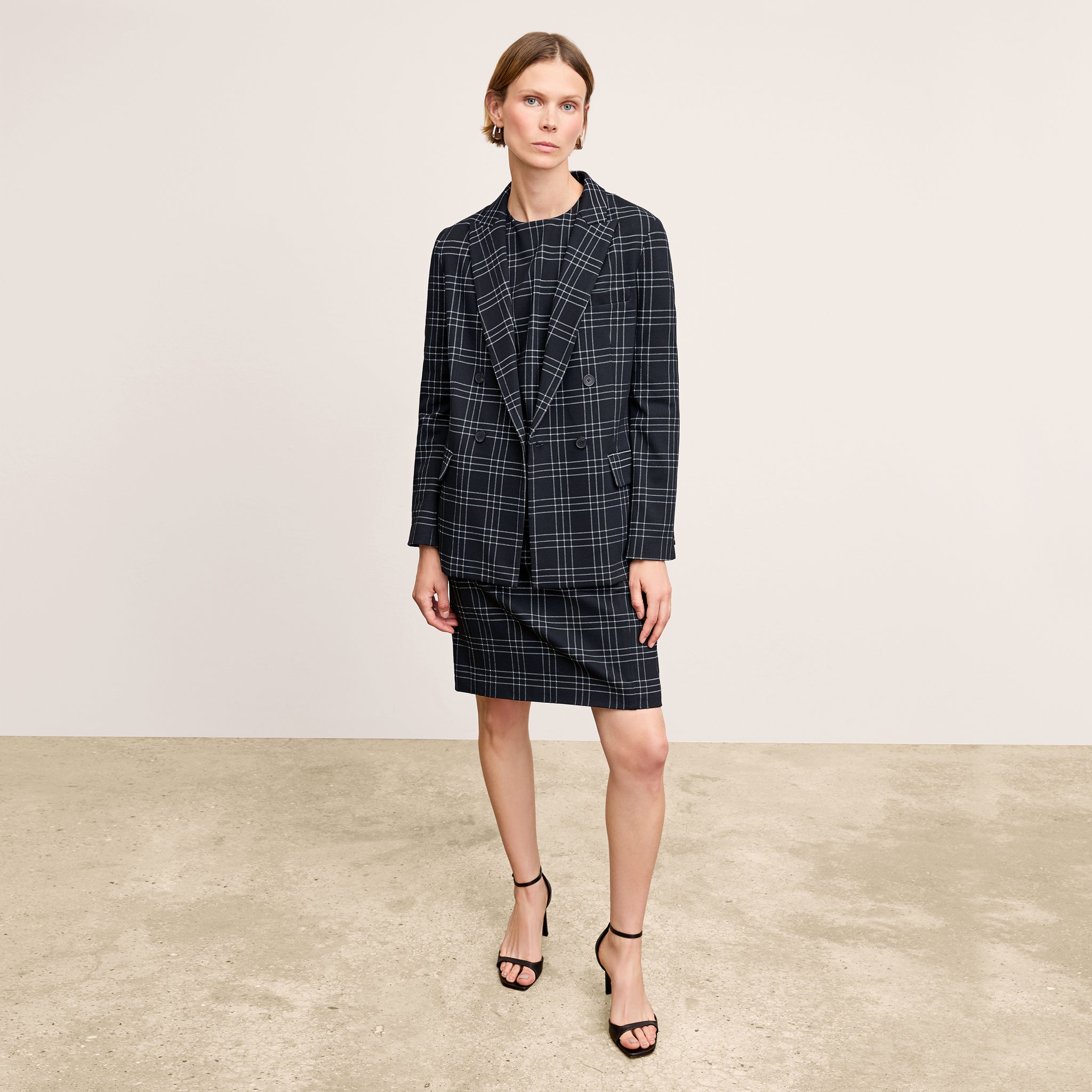 front image of a woman wearing the o'hara blazer in black/white