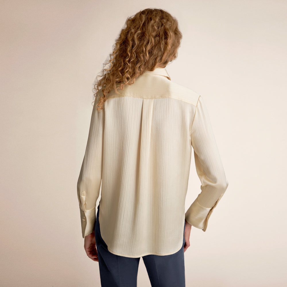 Woman wearing the Tatum top in Plisse Ivory