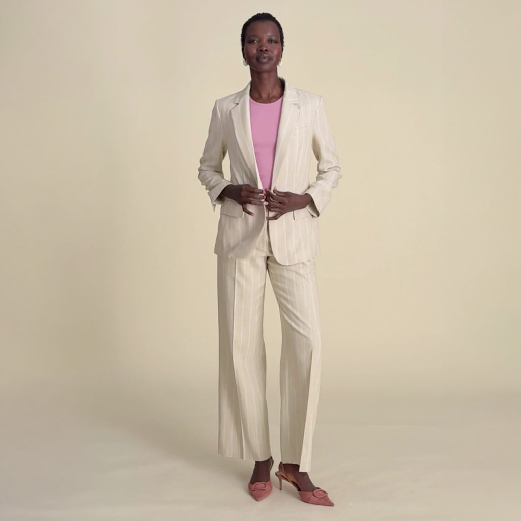woman in yiyan blazer in linen fabric