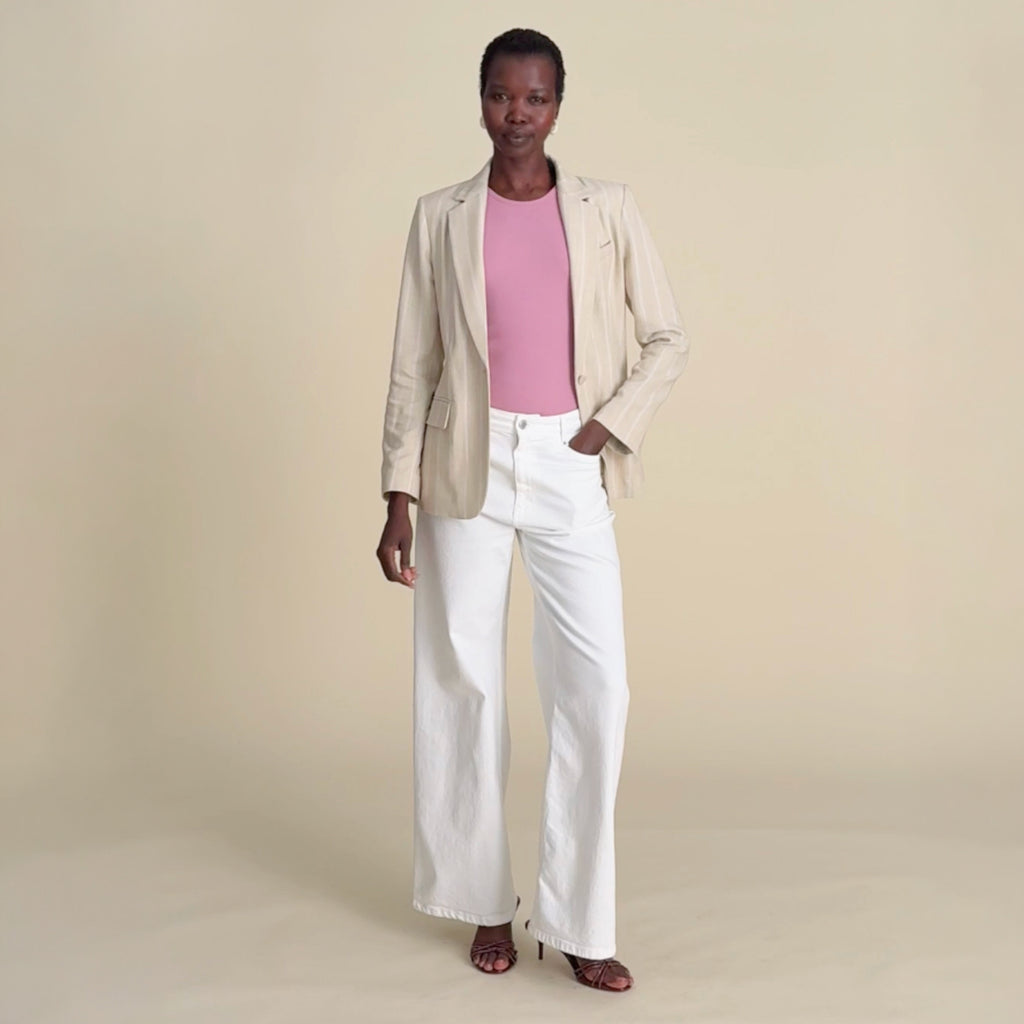 woman in yiyan blazer in linen fabric