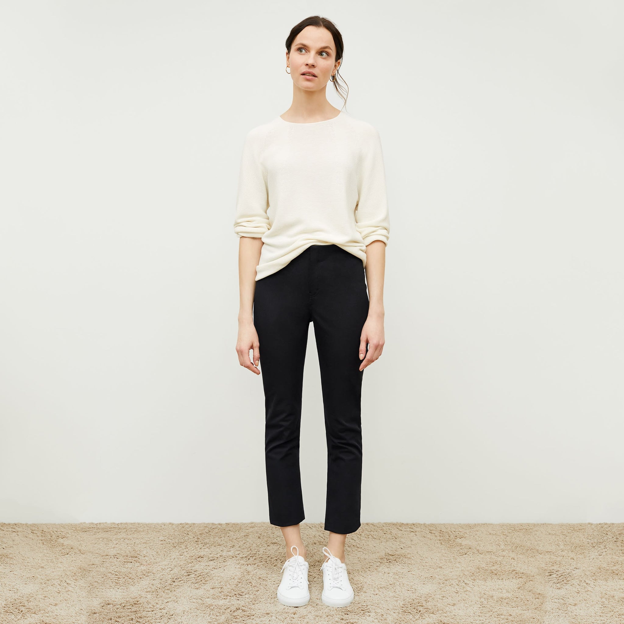 Front image of a woman standing wearing the Hockley pant easy cotton in Black