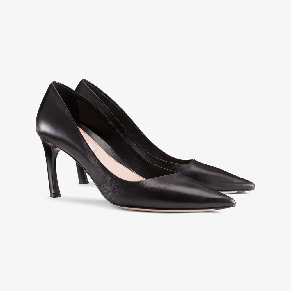 still image of the ginger pump in black