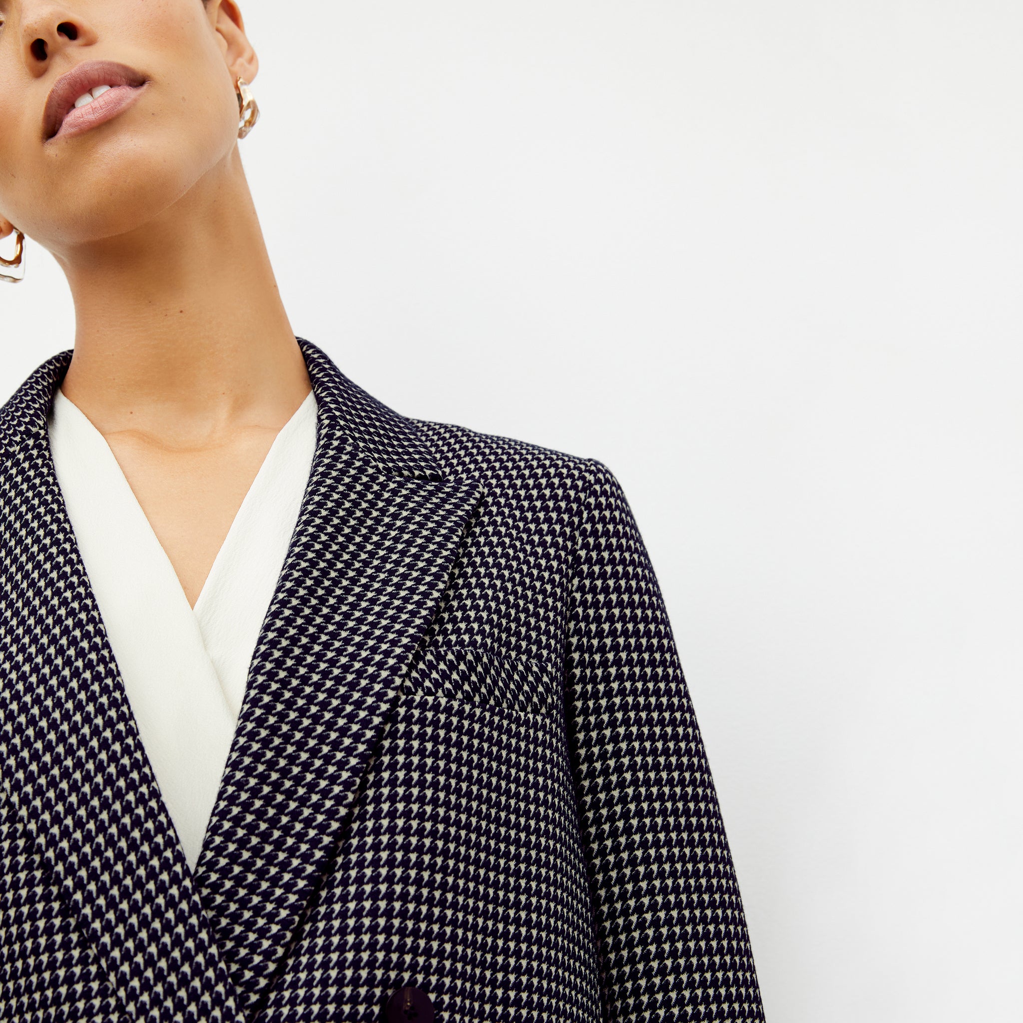 Front image of a woman wearing the ohara blazer in black and white