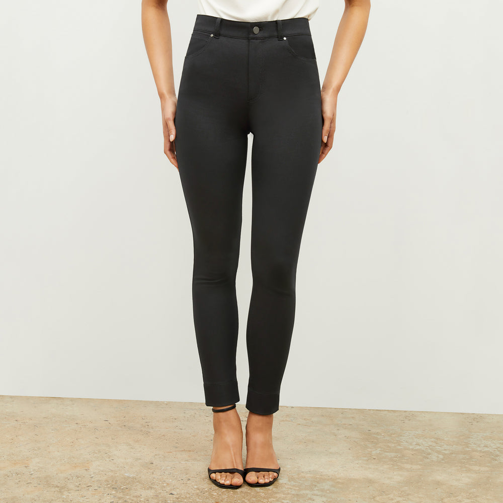 Front image of a woman wearing the Sammataro Jean in Black