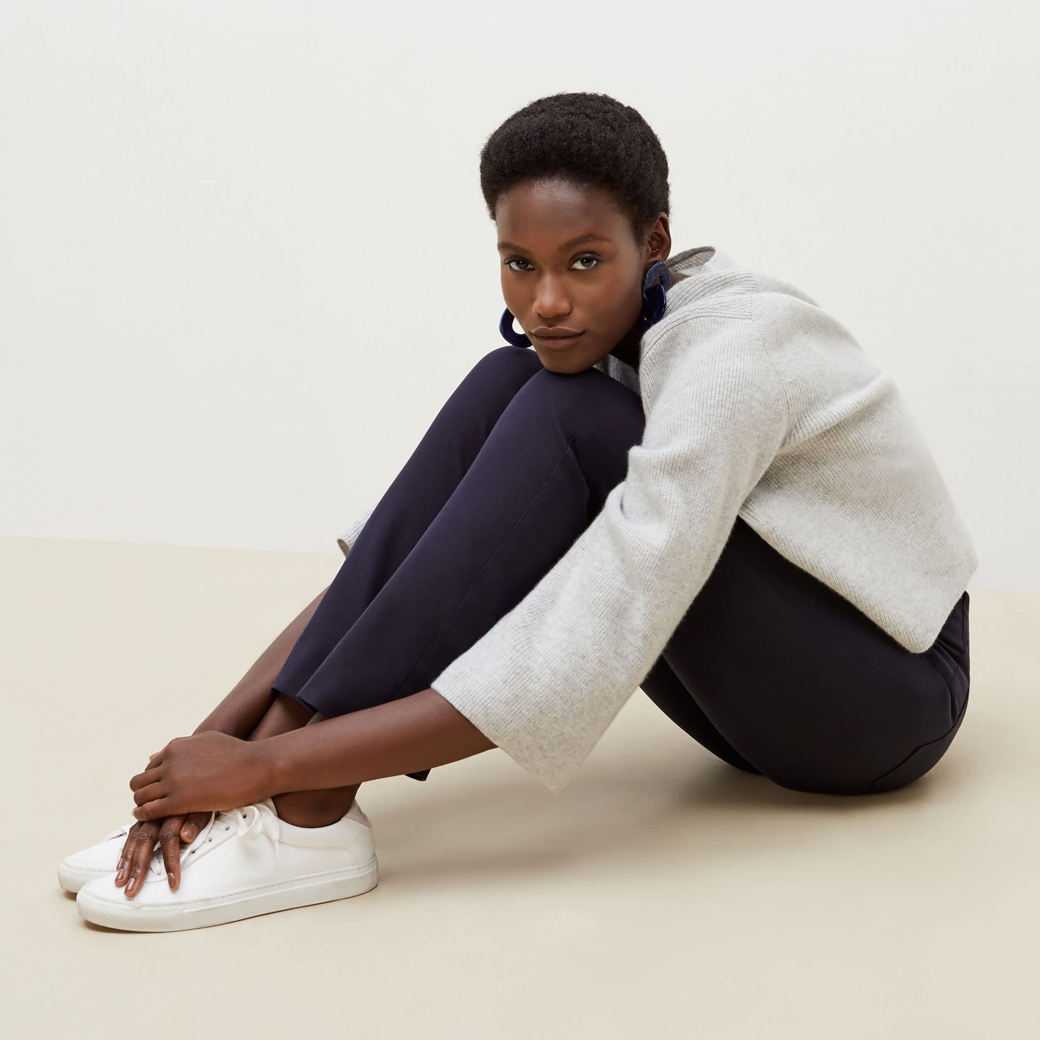 Side image of a woman sitting wearing the Hockley pant in ink